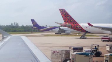 24 Temmuz 2022 Phuket Uluslararası Havalimanı, Tayland. Havaalanı hava alanı manzaralı ve yaz mevsiminde Phuket Havalimanı 'nda kalkışa hazır uçak var.