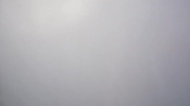 Gün batımında güzel bulut okyanusunun üzerindeki yoğun sisten yükselen manzarayı. Gün batımı sonsuz bulut denizi üzerinde Ufuk çizgisi inanılmaz doğa manzarasına kadar