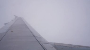 Kanat ve motor manzaralı uçak penceresinden hava manzarası bulutlu bulutlu havada uçarken yaz tatili varış yeri, uçak penceresinden bulutlu.