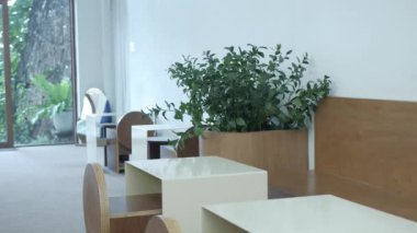 Kafe 'de masası ve koltuğu olan beyaz renk tasarımlı hiç kimse olmadan, bilinmeyen boş minimal tasarım kafe içinde iç görünüm