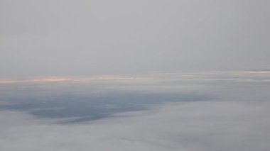 Beyaz kabarık bulutlu mavi gökyüzü bulutların üzerinde uçuyor güneşli bir günde yazın hareket eden bulutlarla yaz bulutlarının arka planında