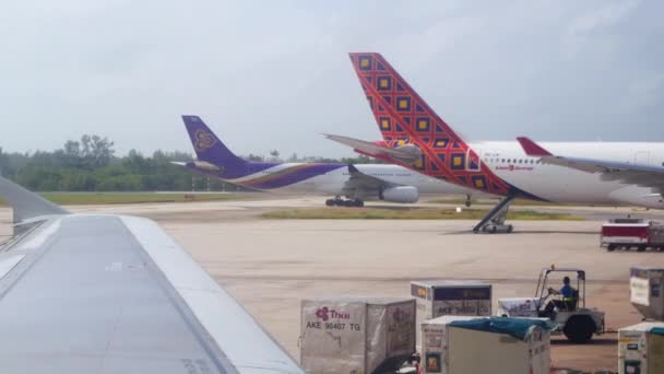 2007年7月24 22日普吉国际机场的景观图机场的机场侧区 飞机将于夏季在普吉机场起飞 — 图库视频影像