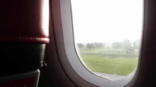 Selektive Fokussierung Auf Den Fensterrahmen Des Flugzeugs Von Der Innenkabine — Stockvideo