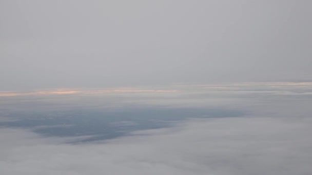 Modrá Obloha Bílými Nadýchanými Mraky Letadla Létat Nad Mraky Slunečný — Stock video