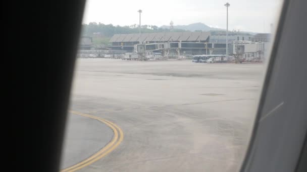 Výhled Oknem Letadla Při Pojíždění Letadla Parkoviště Prostoru Letiště Bez — Stock video