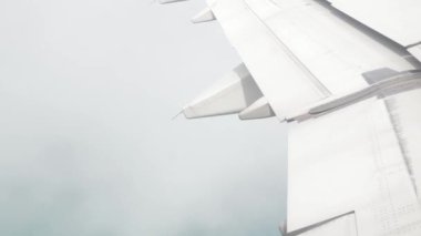 Gökyüzünde uçarken, bulutların arasından geçen uçak kabininin içini görmek, doğal arka plan videosu.