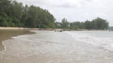 Sahil kıyısı beyaz kum pürüzsüz plaj turkuaz tropik su denizi ile biraz dalga, tropikal doğa yaz manzarası, tatil arka planı