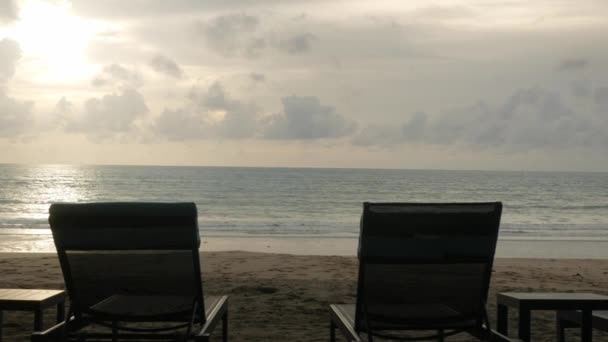 Luxo Espreguiçadeiras Praia Areia Branca Praia Com Coqueiro Tailândia Com — Vídeo de Stock