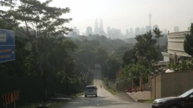 16 Ağustos 2022 Kuala lumpur, Malezya. Yerel cadde şehir merkezi Kuala lumpur 'a çıkar. Gökyüzünde güneş doğar doğmaz.