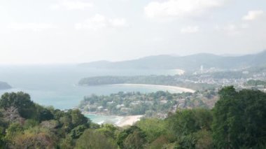 Panorama manzarası Phuket 'te güneşli güneş altında açık mavi gökyüzü olan 3 körfeze işaret ediyor. Tropikal gün ışığı altında, Güney Doğu Tayland' a tatil tatili seyahati 4k video arka planında manzara.