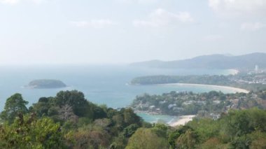 Panorama manzarası Phuket 'te güneşli güneş altında açık mavi gökyüzü olan 3 körfeze işaret ediyor. Tropikal gün ışığı altında, Güney Doğu Tayland' a tatil tatili seyahati 4k video arka planında manzara.