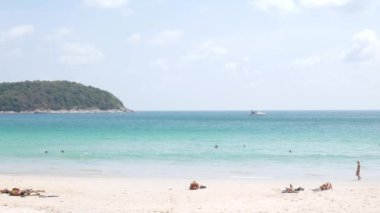 Nisan 5.2023.Phuket, Tayland. İnsanlar yaz tatilinde, güneşli bir günde güneşli bir günde güneşli bir günde, tropik bir ada olan Phuket 'in beyaz kumsal deniz kenarında dinleniyorlar.
