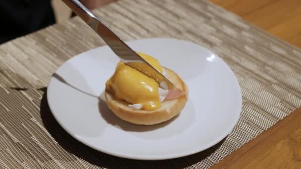 Menggunakan Pisau Dan Garpu Memotong Kuning Telur Untuk Makan Keuntungan — Stok Video