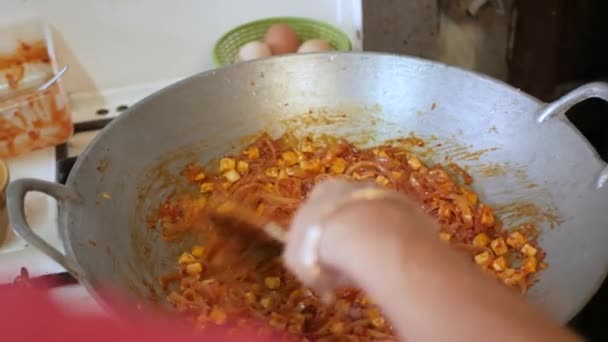 Pov Beim Kochen Pad Thai Der Küche Braten Berühmtes Street — Stockvideo