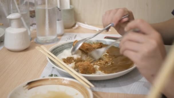 Jovem Mulher Comendo Arroz Caril Com Frango Frito Prato Japonês — Vídeo de Stock