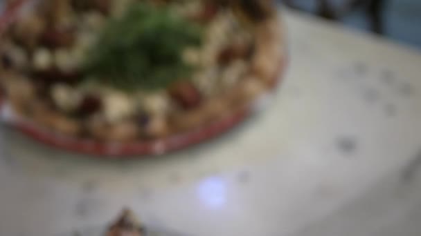 Serwując Garnek Świeżej Pizzy Pieczenia Sałatką Rakiet Serem Mozzarella Włoska — Wideo stockowe