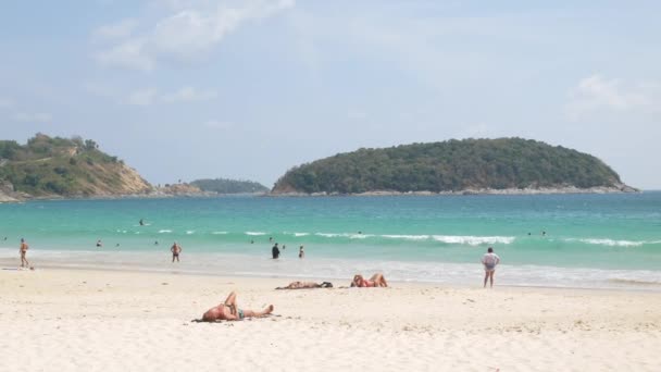 4月5 2023 プーケット 人々は4Kビデオで晴れた日の熱帯の島の白い砂浜の海の側面で休暇の夏の時間にリラックスする観光客 — ストック動画