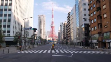 Japonya 'daki Tokyo Kulesi manzaralı iş alanı sokağı manzarası sokak trafiği, 4K UHD video ile Tokyo' nun ünlü turistik merkezi