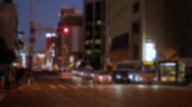 Hakata Fukuoka şehir bölgesindeki bulanık manzaralı yerel yol manzarasından biraz trafik ve gün batımında yayalar, Japonya trafik manzarası