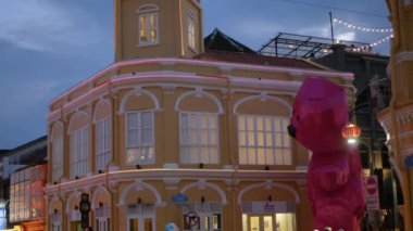 Ocak 29.2023.Phuket, Tayland. Thalang Yolu 'nda ve Çin Yeni Yıl Festivali veya Phuket Festivali 2023 aydınlatma gecesi çevresinde dinlenen kalabalık turist alışverişi.