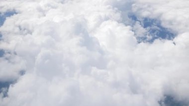 Beyaz kabarık bulutlu mavi gökyüzü bulutların üzerinde uçuyor güneşli bir günde yazın hareket eden bulutlarla yaz bulutlarının arka planında