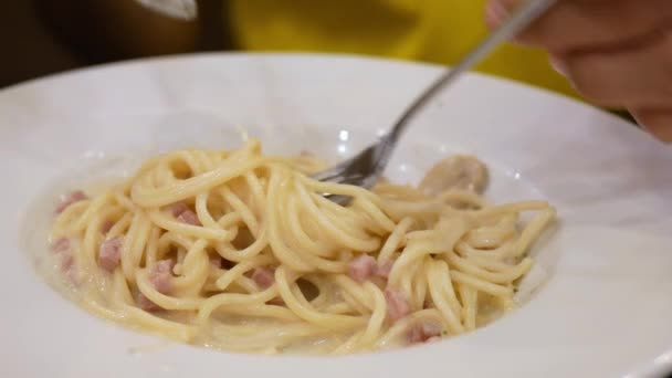 Usando Garfo Para Comer Macarrão Fresco Carbonara Espaguete Com Sause — Vídeo de Stock
