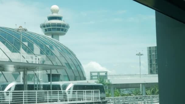暑假期间可在机场客运大楼外观看 设有航空交通管制塔和连接天桥的电塔 — 图库视频影像