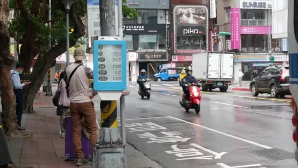 July27 2023 Taipei Taiwan Landscape Street View Bus Stop People — Stockvideo