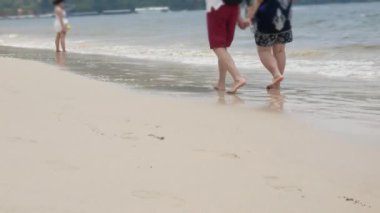 İnsanlar sabahın erken saatlerinde plajda deniz dalgaları sahil yüzeyine vururken tropikal beyaz kumsal manzarası alçalıyordu. Yaz tatili ve doğa çevre konsepti.