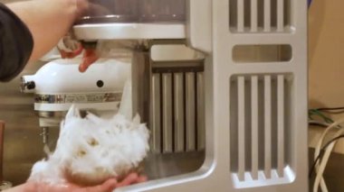 Kakigori manzarası ya da Japonya 'nın yerel kafesinde yapılırken tatlandırılmış buz tatlısı.