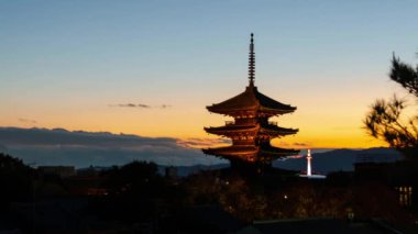 Kyoto şehrinin tarihi gökyüzü manzaralı tarihi Yasaka pagoda binası ve Higashiyama 'daki Kyoto Kulesi günbatımı gökyüzü ve Kyoto japan' ın ünlü tarihi binası.