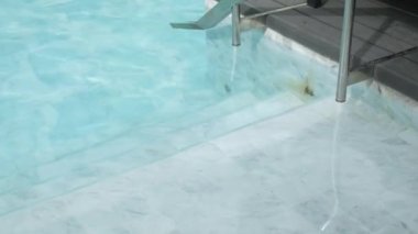 Yaz tatili için havuz kenarındaki temiz mavi suda yüzme havuzu doğal arka plan, yaz tatili arka plan