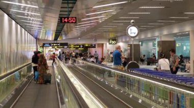 January27.2024.Singapore Changi Havaalanı. Havaalanının içindeki yürüyen merdiven geçidine bakınız.