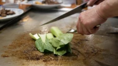 wagyu Kobe bifteği için ızgara sebze, Japon şef tepanyaki Japon restoranında ızgara, Japon usulü sebze ızgara.