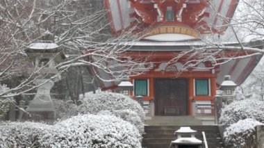 Ocak 29.2024.Kyoto, Japonya. Kyoto amonng dağ sırasındaki Kuramadera tapınağının antik Japon mimari geçidine kışın yağan karla birlikte manzara manzarası.