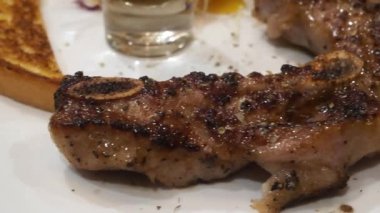 Tayland usulü restoranda servis edilen bir tabakta domuz eti ve tavuk bifteğine yakın çekim, akşam yemeğinde domuz ve tavuk bifteği.