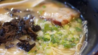 Japon restoranında geleneksel Japon usulü ramen ya da zengin aromalı erişte çorbası Japon mutfağında geleneksel Japon eriştesi.