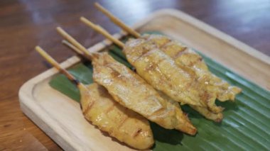 Geleneksel Singapur usulü ya da Malezya usulü bir tabakta satay şiş tavuk yemekten önce ya da atıştırmadan önce aperatif olarak sunulur.