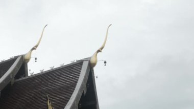 Tapınağın çatısındaki kiremitlere bakın. Tayland 'ın kuzeyine ya da Lanna' ya. Budist kültüründe gündüz vakti antik sanat süslemeleri yapılmış.