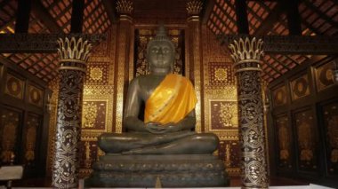 Tayland 'ın kuzeyindeki Budizm Tapınağı' nda ahşap binanın içindeki altın sanat mimarlı büyük Buda heykelinin manzarası.