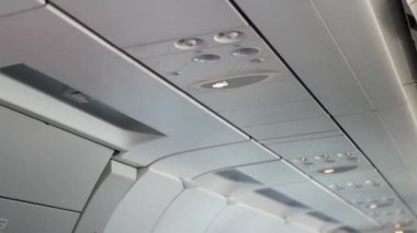 Uçak kabininin içini görebilmek için emniyet kemerlerinizi bağlayın ve uçakta sigara içemezsiniz, güvenli yolculuk için uçak içinde güvenlik ışığı