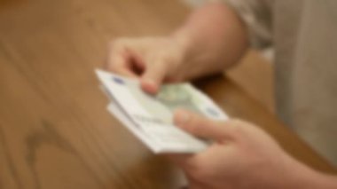 Avro dolarlarını sayan bir adamın masrafları karşılamak için nakit para sayması ya da gelir borsası ekonomisinden faydalanması bulanıklık yarattı. iş krizi finansman yaşam tarzı dolar ekonomik konsept