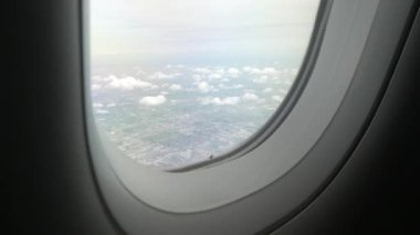 Yazın dışarıdaki bulutların üzerinde gökyüzüne tırmanırken uçağın içerisinden uçağın penceresine doğru doğal ulaşım tatil arka planı.