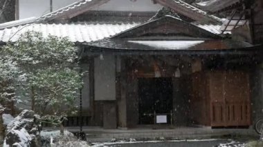 Kyoto japan 'daki Kurama Tapınağı' nın eski mimari manzarası. Kar çatısı ve binanın önündeki zemin karla kaplanırken doğal arka plan ilk kar.