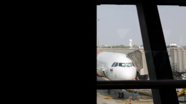 Mayıs 8.2024.Bangkok, Tayland. Yaz aylarında Bangkok 'ta Suvarnabhumi uluslararası havaalanında yer servisi ile birlikte park halindeki Vietjet Airbus a320 uçağına bakın.