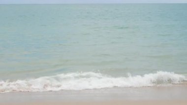 Tayland 'da Phuket Phanga Plajı' ndaki sahil şeridine çarpan köpüklü kumsal, köpüklü kumsal ve köpüklü dalgalar ile beyaz kumsala vururken deniz suyu dalgalarına bakın..