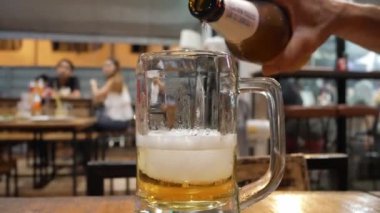 Bira yüzeyi köpüklü bira köpüklü, bira köpüklü bardaklara soğuk bira dökerken bir fincana yakından bakın.