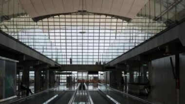 Siluet manzara iç mekan havalimanı çıkış terminali güneş ışığı altında güneşli hava gökyüzü dışarıda gezen bazı yolcular, siluet havaalanı seyahat terminali