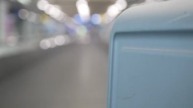 Havalimanı kalkış terminalinde tatil için çıkış kapısına doğru ilerlerken hareket halindeki yürüyen yürüyen yürüyen yürüyen yürüyen merdivendeki valizlere odaklanarak seçici bir şekilde pov