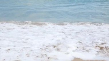 Tayland 'da Phuket Phanga Plajı' ndaki sahil şeridine çarpan köpüklü kumsal, köpüklü kumsal ve köpüklü dalgalar ile beyaz kumsala vururken deniz suyu dalgalarına bakın..